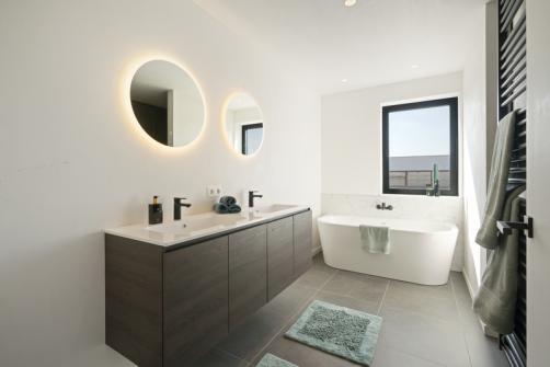 badkamer met inloopdouche en bad. 