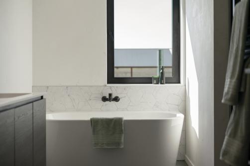 badkamer met inloopdouche en bad